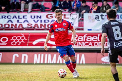 Gexan se recupera de su grave lesión de rodilla con la ilusión volver a vestir la camiseta del Numancia.