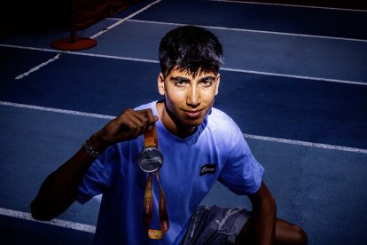 El joven fondista soriano, Beltrán Flores, muestra la medalla lograda en el Nacional Sub18.