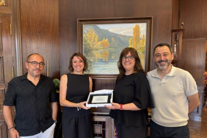 Entrega de una placa a Soria por parte de Paiporta en agradecimiento a su colaboración tras la DANA.