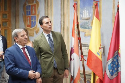 El consejero de Movilidad y Transformación Digital, José Luis Sanz Merino, firma junto al alcalde de Medina del Campo, Guzmán Gómez Alonso, el protocolo para el impulso de las infraestructuras de transporte y logística en la localidad.