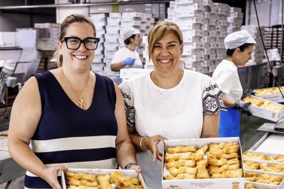 Leticia y Verónica Cerezo posan con cajas de lazos de Pastisoria recién salidos del horno y bañados en el 'juguito' que los hace irresistibles.
