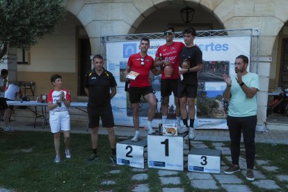Sergio Correa y David Pérez, ambos del Triatlón Soriano, en la primera y segunda plaza del pódium de Dueñas.