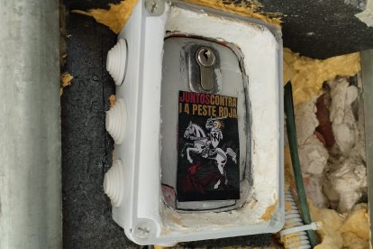 Una de las pegatinas que aparecieron en la entrada de la sede de CCOO Soria.