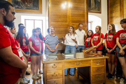 La consejera y la delegada con los alumnos del Campus de Profundización Científica en Soria.