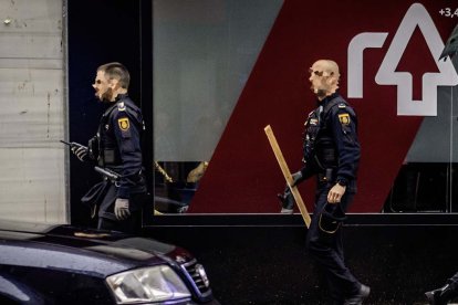 Dos agentes de policía incautan un posible arma