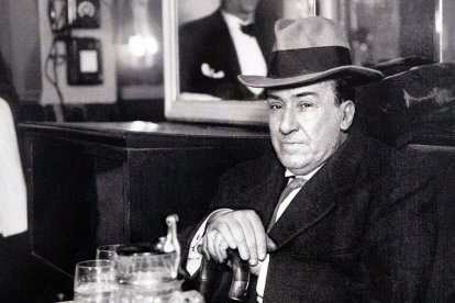 Fotografía mítica de Machado en el año 1933 en el café de las Salesas de Madrid.