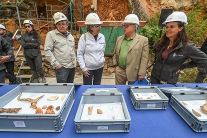 El consejero de Cultura, Turismo y Deporte, Gonzalo Santonja, y los codirectores del Proyecto Atapuerca, presentan los resultados de la campaña de excavaciones.