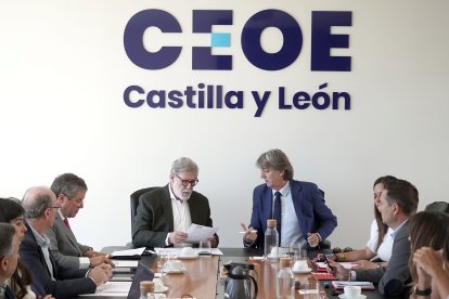 El secretario general del PSOECyL, Carlos Martínez, y el presidente de CEOE CyL, Santiago Aparicio.