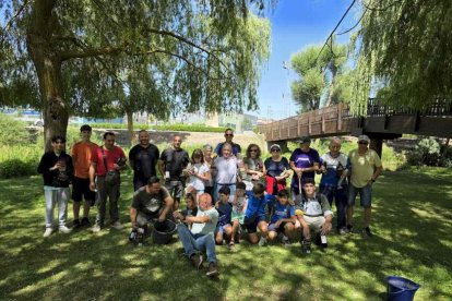 Foto de familia de los participantes y la organización.