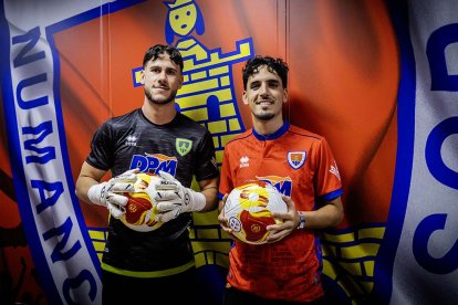 Joel Jiménez y Fermín Ruiz, durante su presentación como jugadores del CD Numancia.