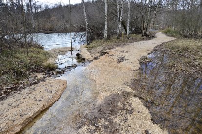 Daños en un camino por una riada.