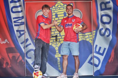 Hugo Matos y Alain García en las instalaciones de Los Pajaritos tras ser presentados como jugadores del Numancia.
