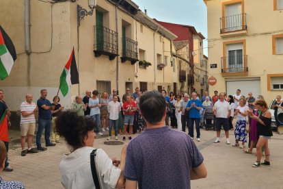 Concentración por el fin de la violencia en Gaza en la plaza Mayor de Arcos de Jalón.