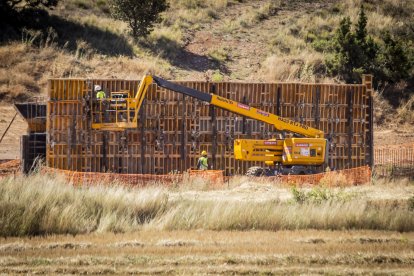 Operarios trabajando en las obras del Fuensaúco-Villar esta semana.
