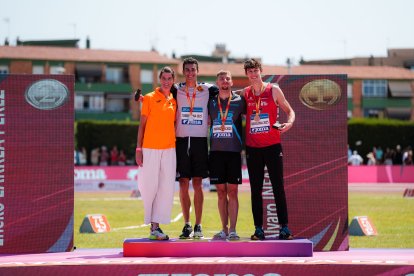 Álvaro infante a la izquierda de la imagen junto a Ruth Beitia y Pablo Martínez a la derecha en el podio de la prueba de salto de altura.