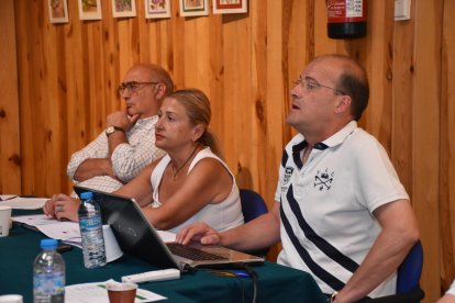 En primer término, el director del parque de la Laguna Negra, Óscar Carrascosa, junto a la delegada, Yolanda de Gregorio.