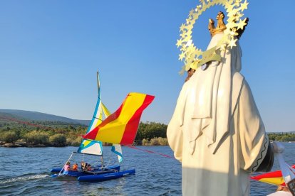 La imagen de la Virgen del Carmen navega por Cuerda del Pozo.
