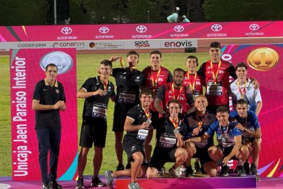 El podio con los tres mejores equipos del 4x400 con el Atletismo Numantino como campeón de España