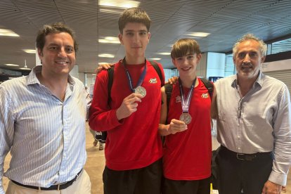 El presidente de la Federación, Felipe Pascual, Víctor Chamarro, David Maján y el vicepresidente federativo, el soriano Javier García Romero, en el auropuerto de Barajas.