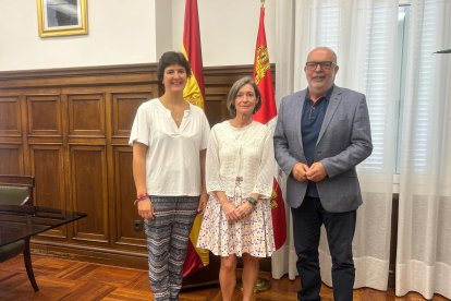María Teresa Lerma, Ana Sacristán y Miguel Latorre en la visita.