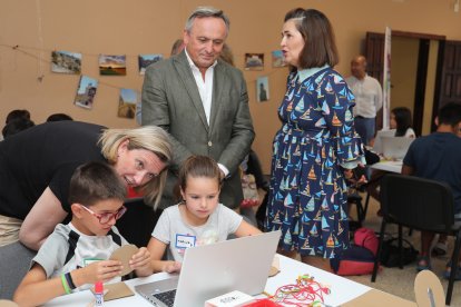 La vicepresidenta de la Junta de Castilla y León y consejera de Familia e Igualdad de Oportunidades, Isabel Blanco, visita a los participantes de las Olimpiadas CyL Digital