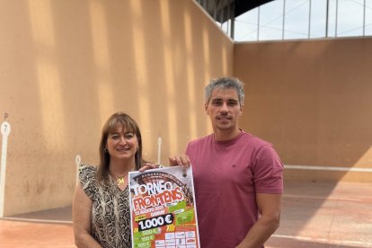 Jiménez y Cano sostienen el cartel en el frontón garreño.