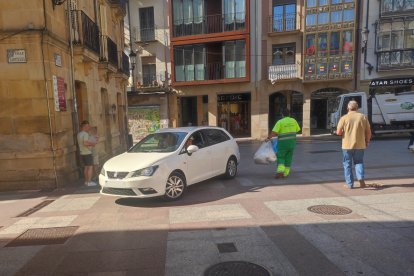 Un coche vuelve por la calle Zapatería en la mañana de este jueves tras dar la vuelta en la plaza 'de la Tarta' al haberse despistado y ser advertido por los peatones.