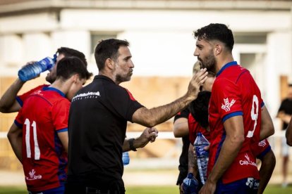 Jony recibiendo indicaciones del entrenador Abel Segovia.