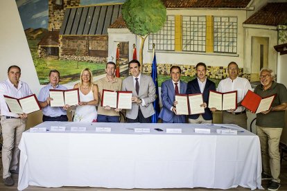 Firma del convenio entre el consejero Juan Carlos Suárez Quiñones con los alcaldes sorianos en Barriomartín.