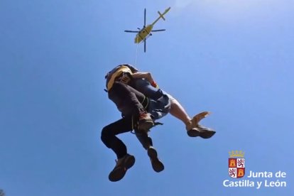 Izado del ciclista herido al helicóptero durante el rescate.