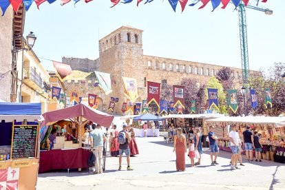 Mercado Medieval de Berlanga de Duero con el palacio y el castillo de fondo.