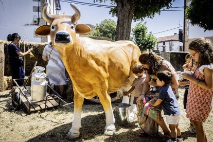 Los más pequeños aprendieron las técnicas del ordeño en las Jornadas de la Mantequilla de Valdeavellano de Tera.
