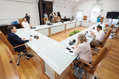 El presidente de la Junta de Castilla y León, Alfonso Fernández Mañueco (i), se reúne con miembros del Ejecutivo autonómico.