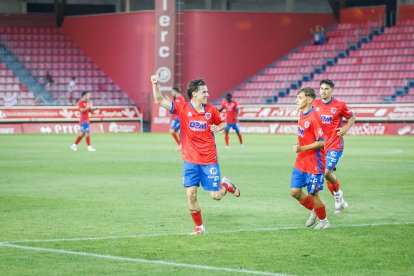El canterano Miñana celebra el gol que le daba la victoria al Numancia ante el UD Logroñés.