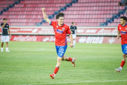 El C.D. Numancia ganó a la UD Logroñés con un gol del canterano Miñana en los últimos minutos.