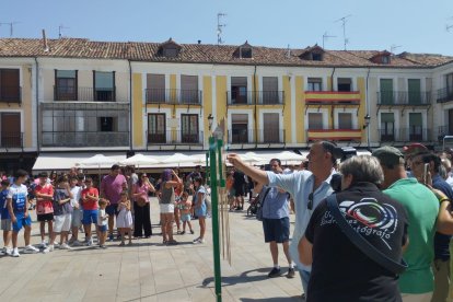 El alcalde, Antonio Pardo, en el disparo de cohetes.