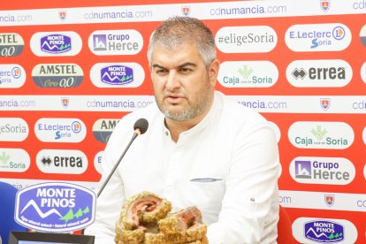 Álex Huerta en la comparecencia de prensa para presentar a Néstor y Dani García.