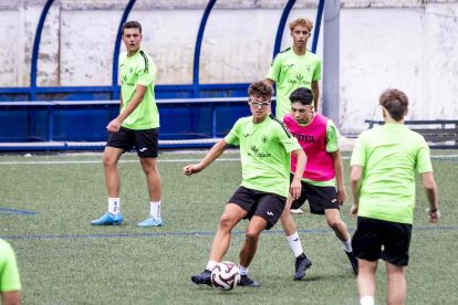 El campo de césped artificial del San Andrés acogió el choque