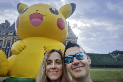 Verónica Gómez posa bajo un Pikachu.