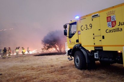 Fuego técnico en uno de los grandes incendios forestales en Castilla y León.