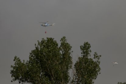 Helicóptero bombardero continúa con la tareas de extinción para sofocar el incendio forestal, a 17 de agosto de 2025, en Molinaferrera, León.