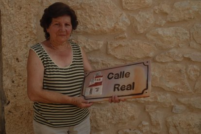 Valdanzo recupera su histórico reloj e instala señalización ornamental en sus calles.