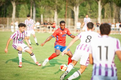 Un momento del encuentro entre el CD Numancia y el Valladolid Promesas.