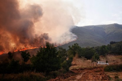 Vista del fuego, a 21 de agosto de 2025, en Anllarinos del Sil, León, Castilla y León (España). 