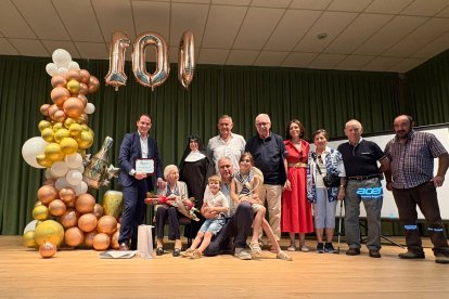 Pilar celebra su centenario con los suyos en la residencia Santa Cristina.