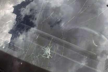 Luna del vehículo con los agujeros del granizo.