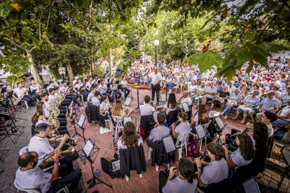 El conjunto de Jose Manuel Aceña llenó la plaza