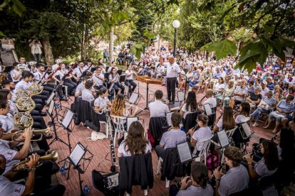 Un momento de la actuación de la Banda de Música en la Barriada.