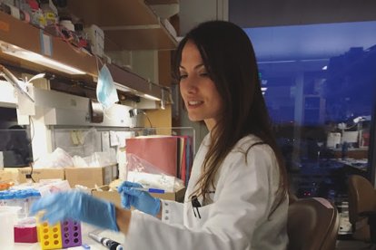 Cristina Llorente en el laboratorio.