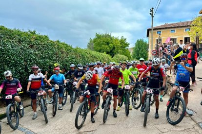 Imagen de la salida de la BTT de Deza.